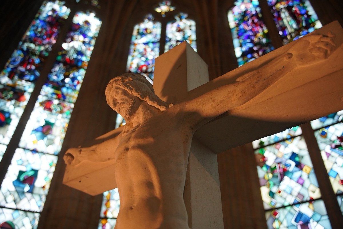 Sind wir mitgestorben, so werden wir auch mitleben. Halten wir stand, so werden wir auch mitherrschen. Verleugnen wir ihn, so wird auch er uns verleugnen. Werden wir untreu, so bleibt er doch treu, denn er kann sich selbst nicht verleugnen.
(2 Tim 2:11-13)