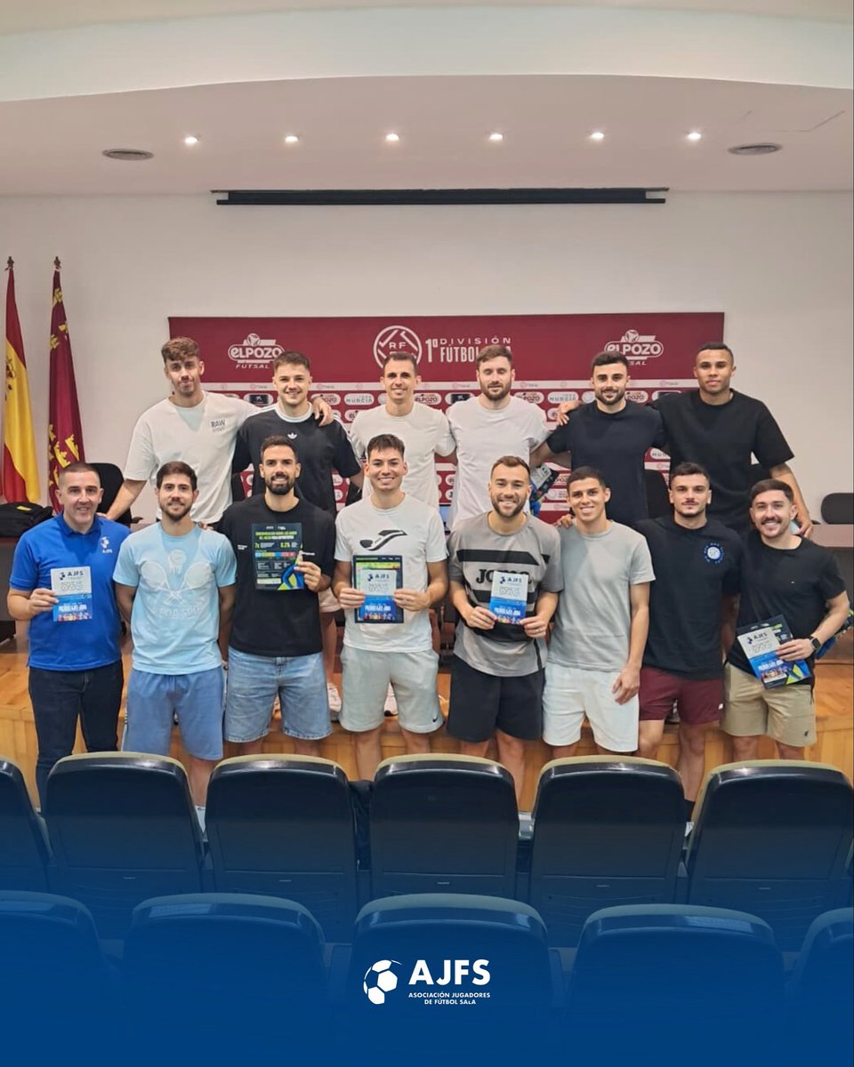 ajfs1998's tweet photo. 📍 𝗩𝗶𝘀𝗶𝘁𝗮𝘀 𝗔𝗝𝗙𝗦 | Nueva parada del presidente @Joseruiz_21, esta vez con la plantilla de @ElPozoMurcia_FS, para seguir reforzando la conexión entre jugadores y la 𝗔𝗝𝗙𝗦.

Una charla sobre futuro, protección e integridad, en el marco del proyecto #PROtectIntegrity. https://t.co/frkJKf8qWD