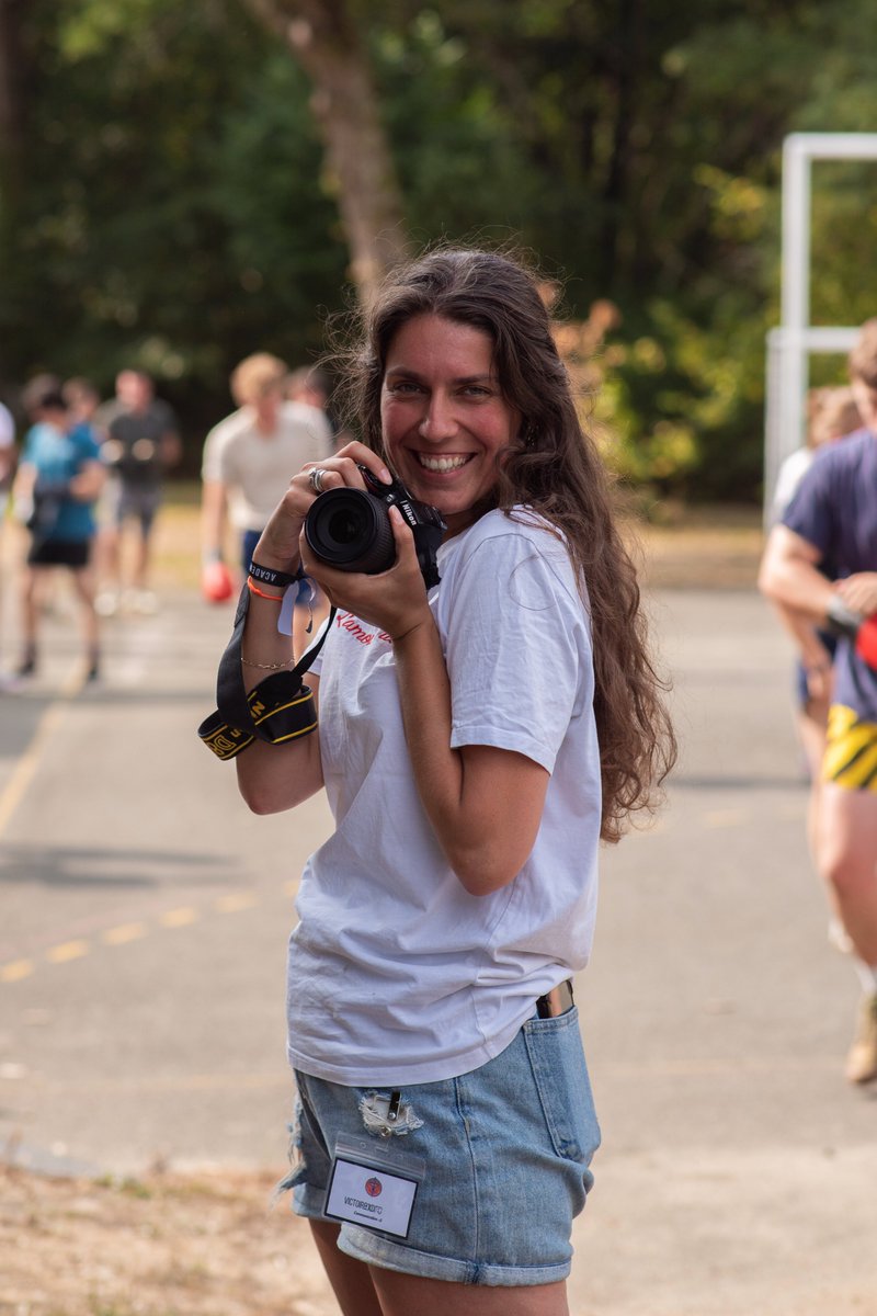 👥 Derrière Academia Christiana, il y a une équipe.
Des visages, des histoires, des amitiés, des heures de travail partagées.
Ils sont cuisiniers, enseignants, artisans, étudiants, pères ou mères de famille…
Tous bénévoles, unis par une même conviction :
👉 former une génération