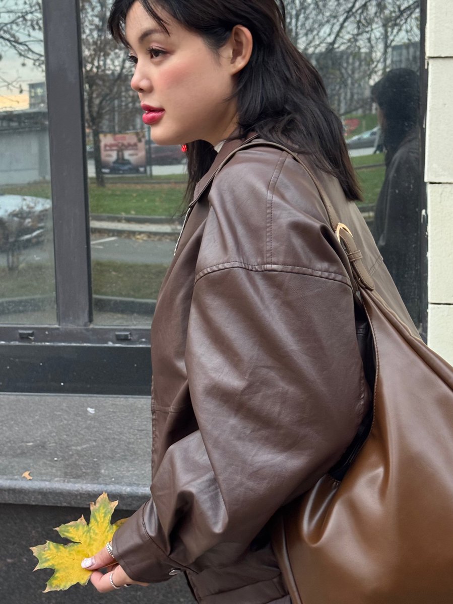 ละใส่เสื้อหนังน้ำตาลพอดีตอน thv โพสต์รูป😂