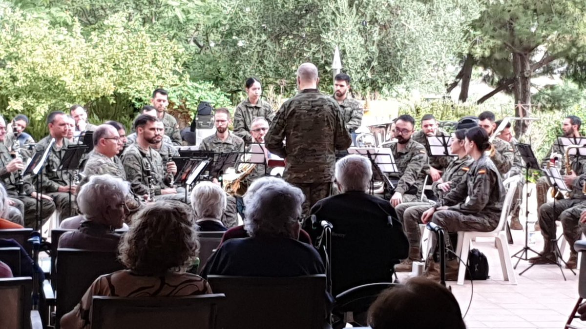 La Unidad de Música del CGFUTER ha llevado a cabo un concierto en la Residencia de Ancianos DomusVi de Alcalá de Guadaira, en el que se interpretaron distintos pasodobles, marchas militares y fragmentos de zarzuela.
#SomostuEjército