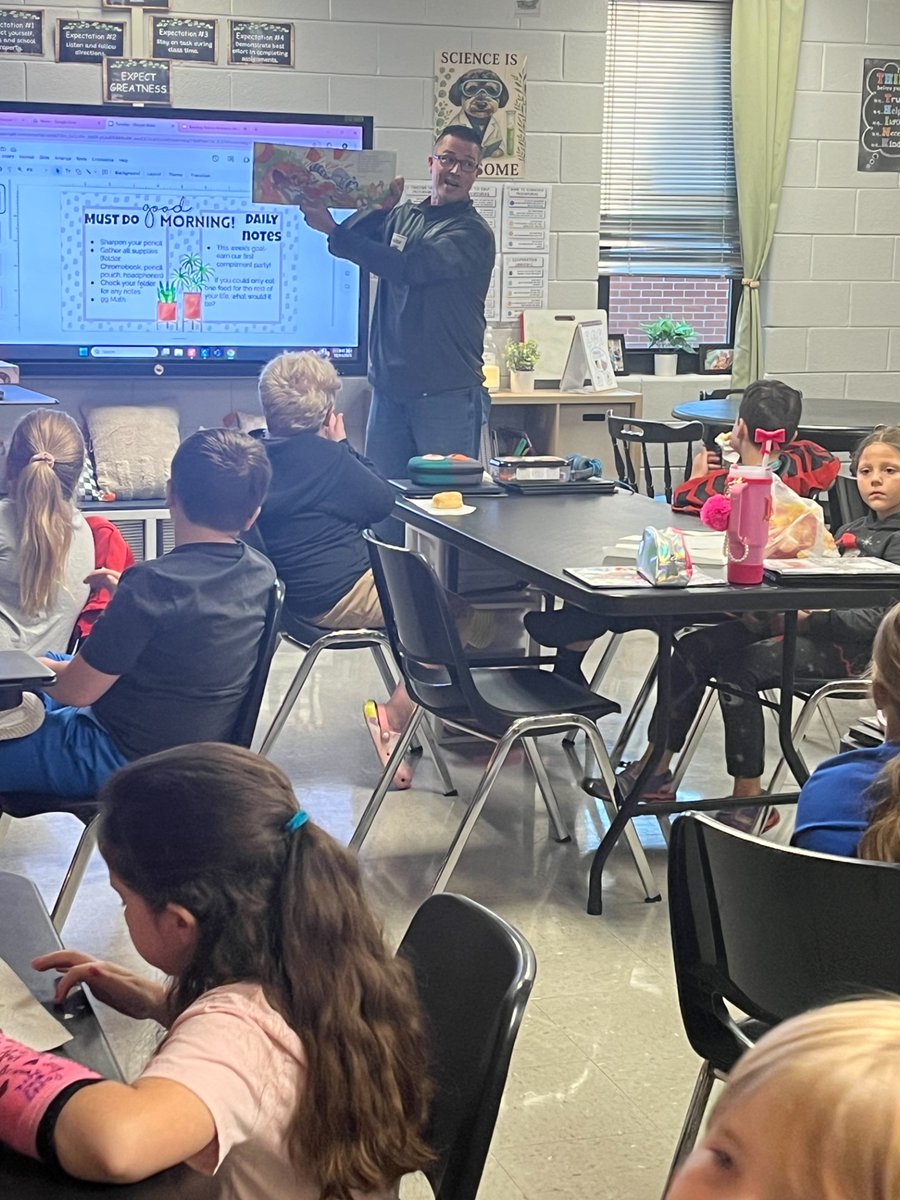 TC_Schools_KY's tweet image. 3rd graders at TCIS enjoyed community readers as part of the Read, Lead, Succeed program! 

Thank you to Hayden Dabney, Joey Hicks, and Kelly Rexroat. 

#tcpride #tcis #TCFRC