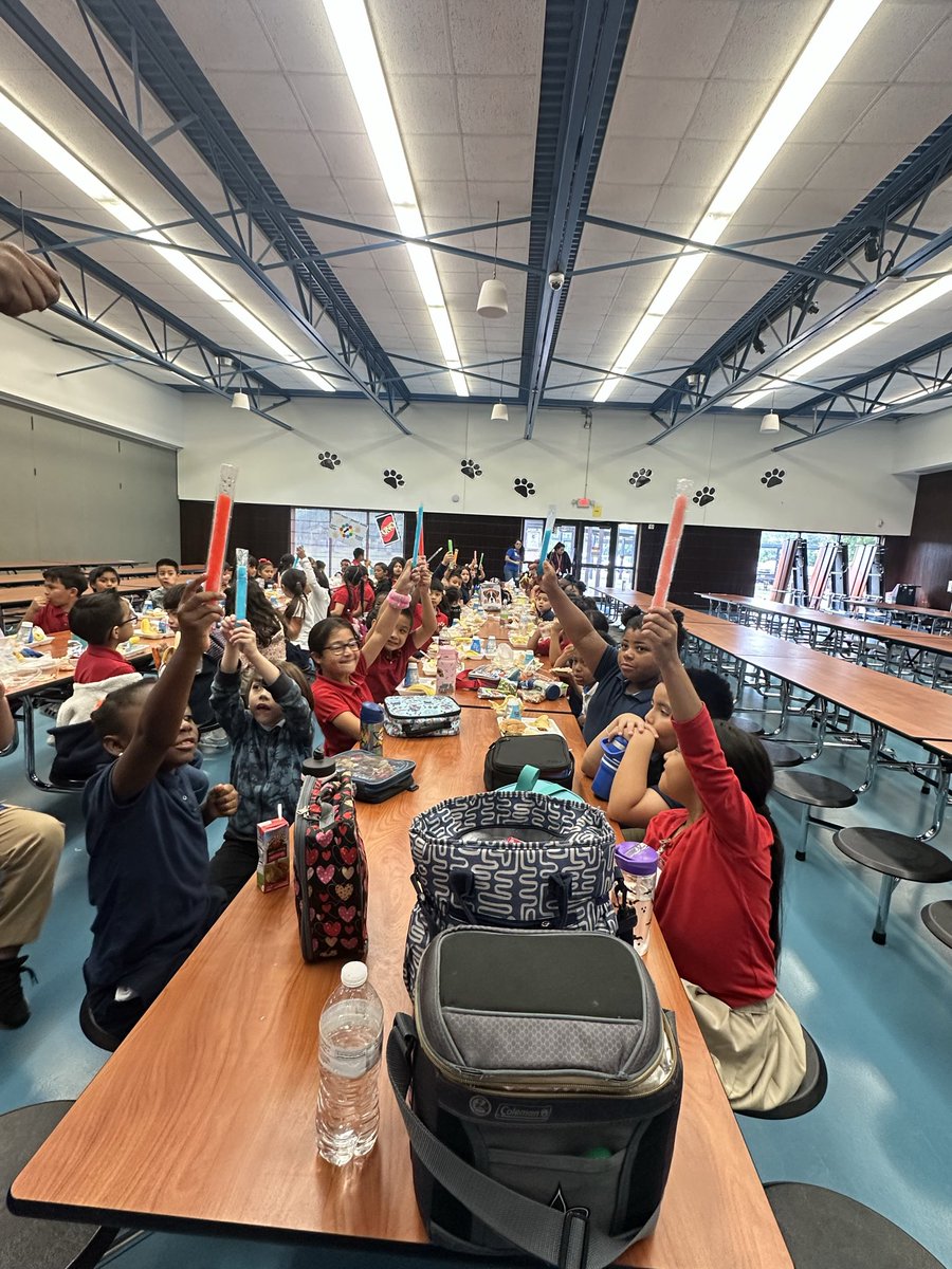 NorCor17's tweet photo. These second grade students are on fire by reaching their I-Ready goals in both reading and math! Today they took some time to  "cool off" and enjoy some popsicles! #growthmindset #celebratesucess @KennedyCougs @TJloves2read1 @ysaldana12 https://t.co/dnIzx0gUMw
