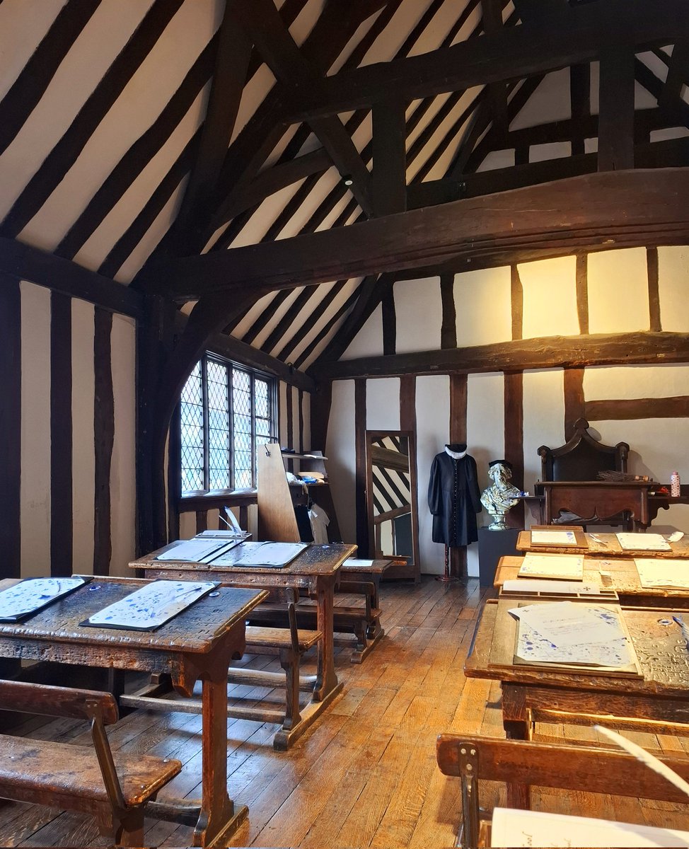 Loved my first visit to #ShakespearesSchoolroom and #Guildhall in Stratford-upon-Avon 📚✒️ Fascinating #history and stories, shared by fantastic staff with a real passion for this amazing place. Using a quill was great! <a href="/KES_Guildhall/">Shakespeare's Schoolroom & Guildhall</a>