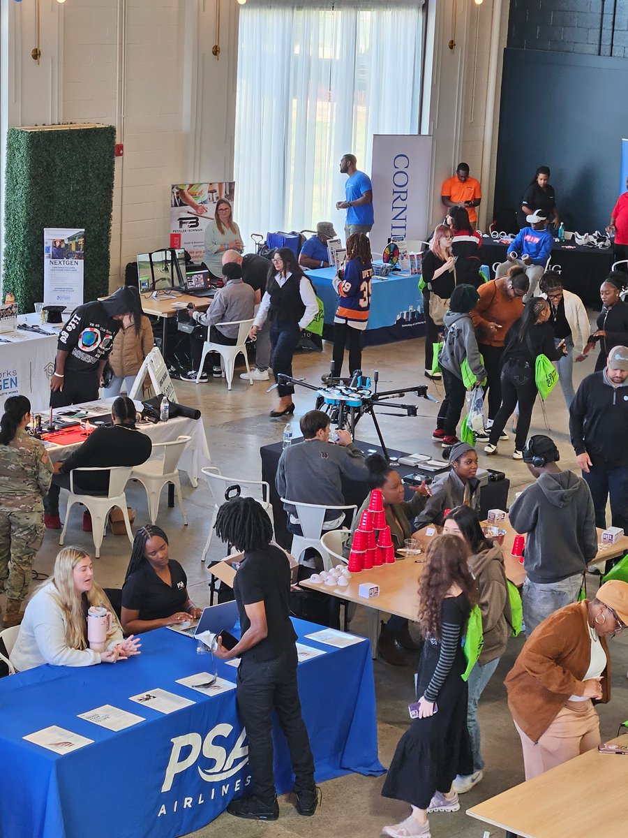 CharlotteWorks's tweet image. What an incredible day! 🎉 The 6th Annual #iamSTEAMCLT Youth Career Expo successfully connected 400 CMS juniors/seniors from under-resourced communities with exhibitors offering internships, apprenticeships, and jobs. The future of our workforce is bright! #WorkforceDevelopment