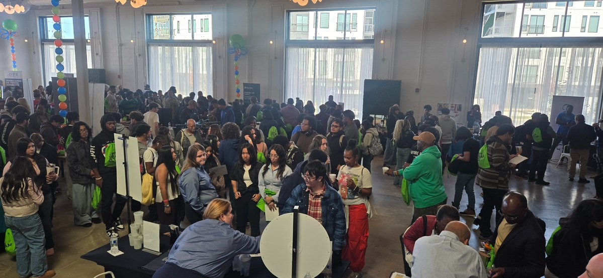 CharlotteWorks's tweet image. What an incredible day! 🎉 The 6th Annual #iamSTEAMCLT Youth Career Expo successfully connected 400 CMS juniors/seniors from under-resourced communities with exhibitors offering internships, apprenticeships, and jobs. The future of our workforce is bright! #WorkforceDevelopment