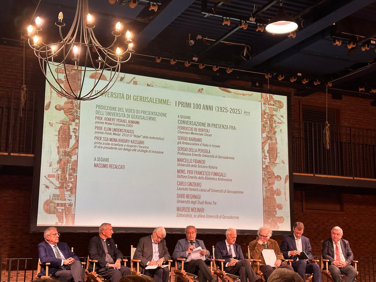 Evento per i cent'anni dell'Università Ebraica, considerata una delle migliori del mondo.
L'evento è adesso, al Salone Pierlombardo, poichè nessuna università italiana è stata disposta ad ospitare la serata...
Notare, sullo schermo, la donna che presenta in video l'Università...