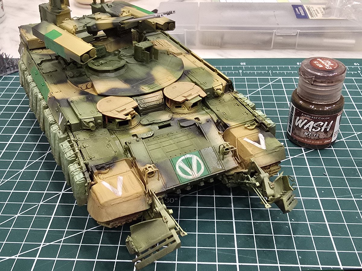 JasonHsiao20's tweet image. 1/35 BMPT &quot;Terminator&quot; – field repaint phase.
Hand-painted touch-ups simulate front-line maintenance: yellow-green patches for repainted armor plates, improvised tactical markings (V / O / VO), and a light cold filter over the nose to blend combat dust tones.
#ScaleModeling #BMPT