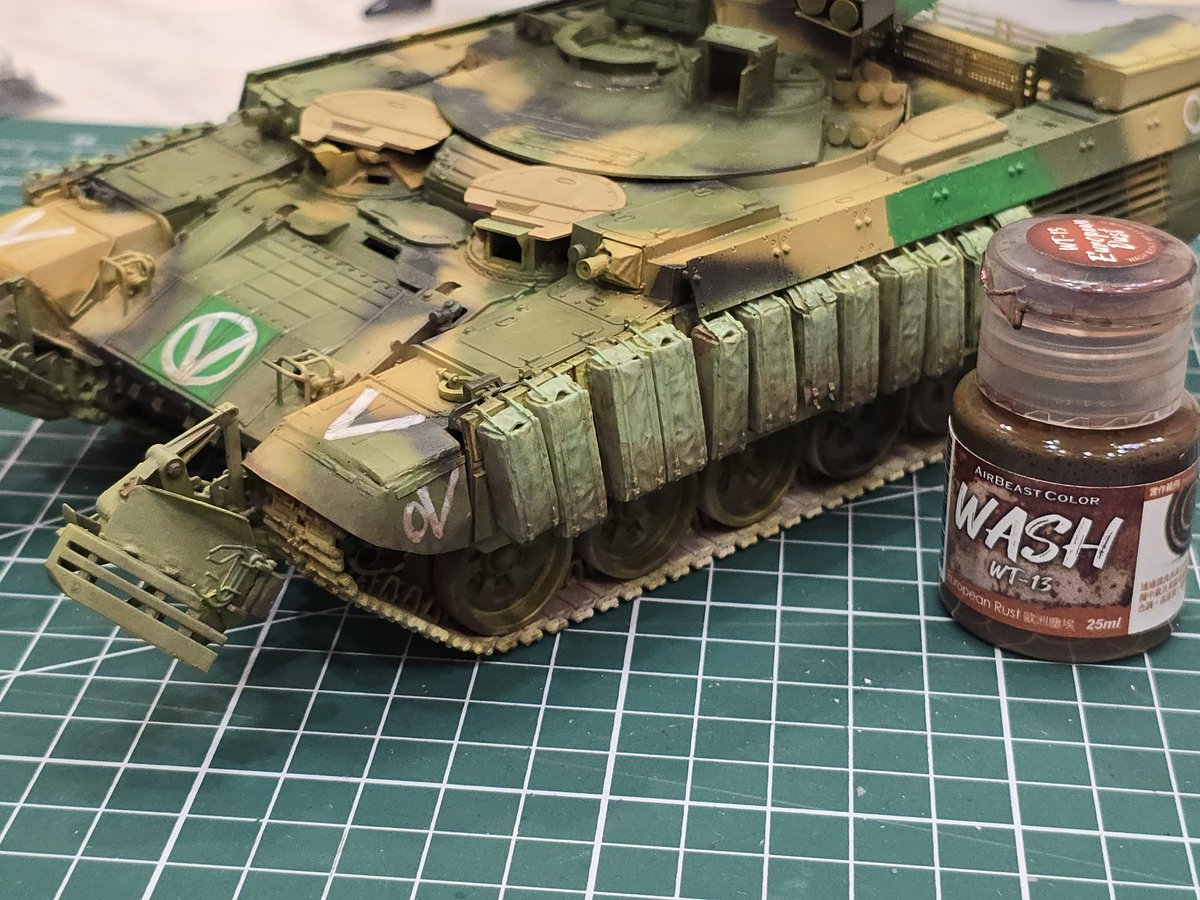 JasonHsiao20's tweet image. 1/35 BMPT &quot;Terminator&quot; – field repaint phase.
Hand-painted touch-ups simulate front-line maintenance: yellow-green patches for repainted armor plates, improvised tactical markings (V / O / VO), and a light cold filter over the nose to blend combat dust tones.
#ScaleModeling #BMPT
