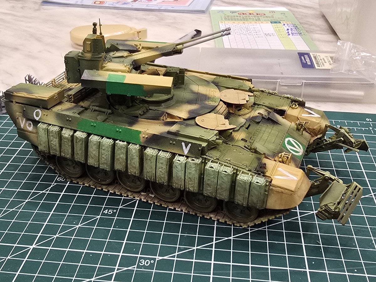 JasonHsiao20's tweet image. 1/35 BMPT &quot;Terminator&quot; – field repaint phase.
Hand-painted touch-ups simulate front-line maintenance: yellow-green patches for repainted armor plates, improvised tactical markings (V / O / VO), and a light cold filter over the nose to blend combat dust tones.
#ScaleModeling #BMPT