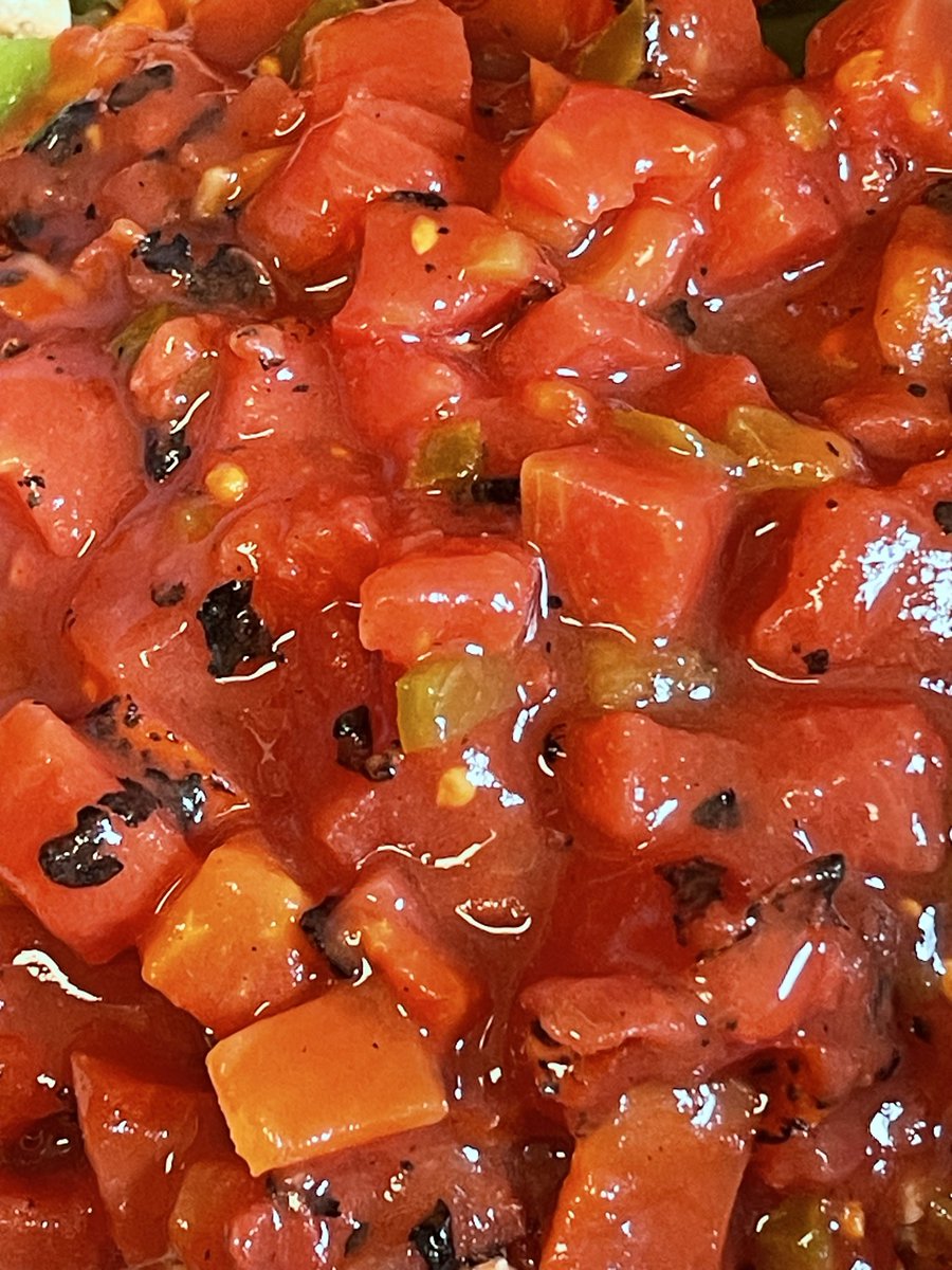 Nageko_Ishi's tweet image. トレジョの&quot;炙り焼き&quot;トマト缶。トマトの燃えかすまで入ってる。ここまで本気で火を入れちゃうのがトレジョ。謳い文句の嘘のなさ。推せる。#traderjoe&apos;s