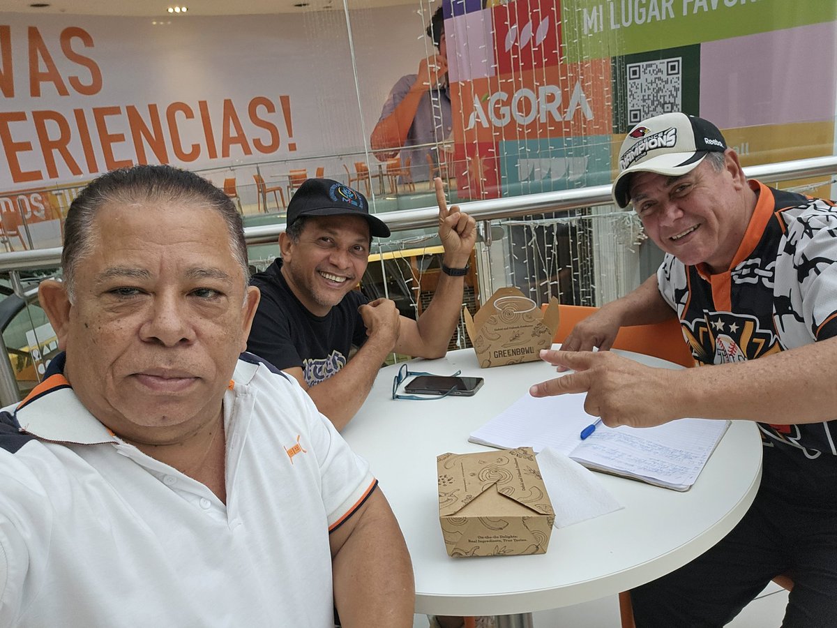Gracias Reymond. Aquí estamos como soldados preparandonos para ensayar.