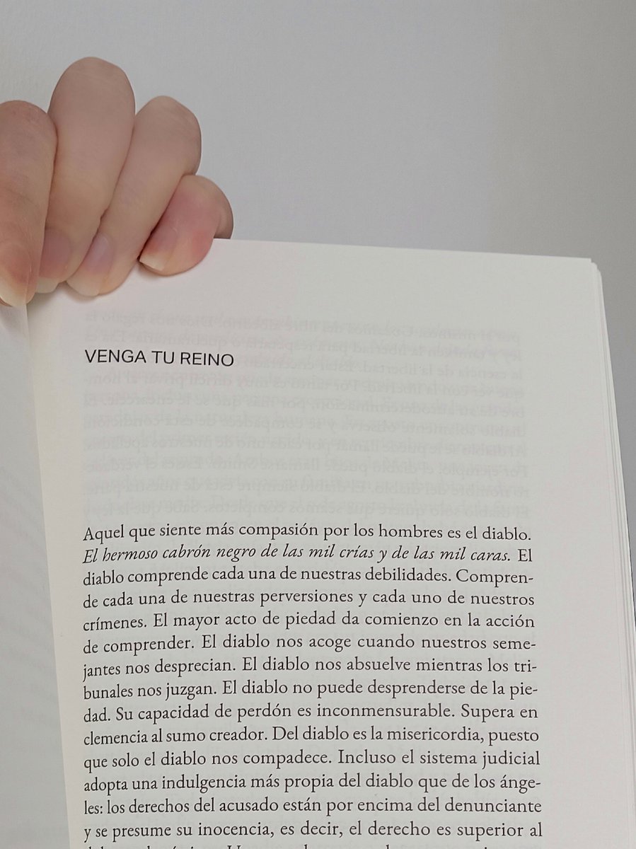 Hay libros que son un animal que te sostiene la mirada con un trozo de carne ensangrentada en el hocico.
🤍
Cuentos atados a la pata de un lobo, de Angélica Liddell.