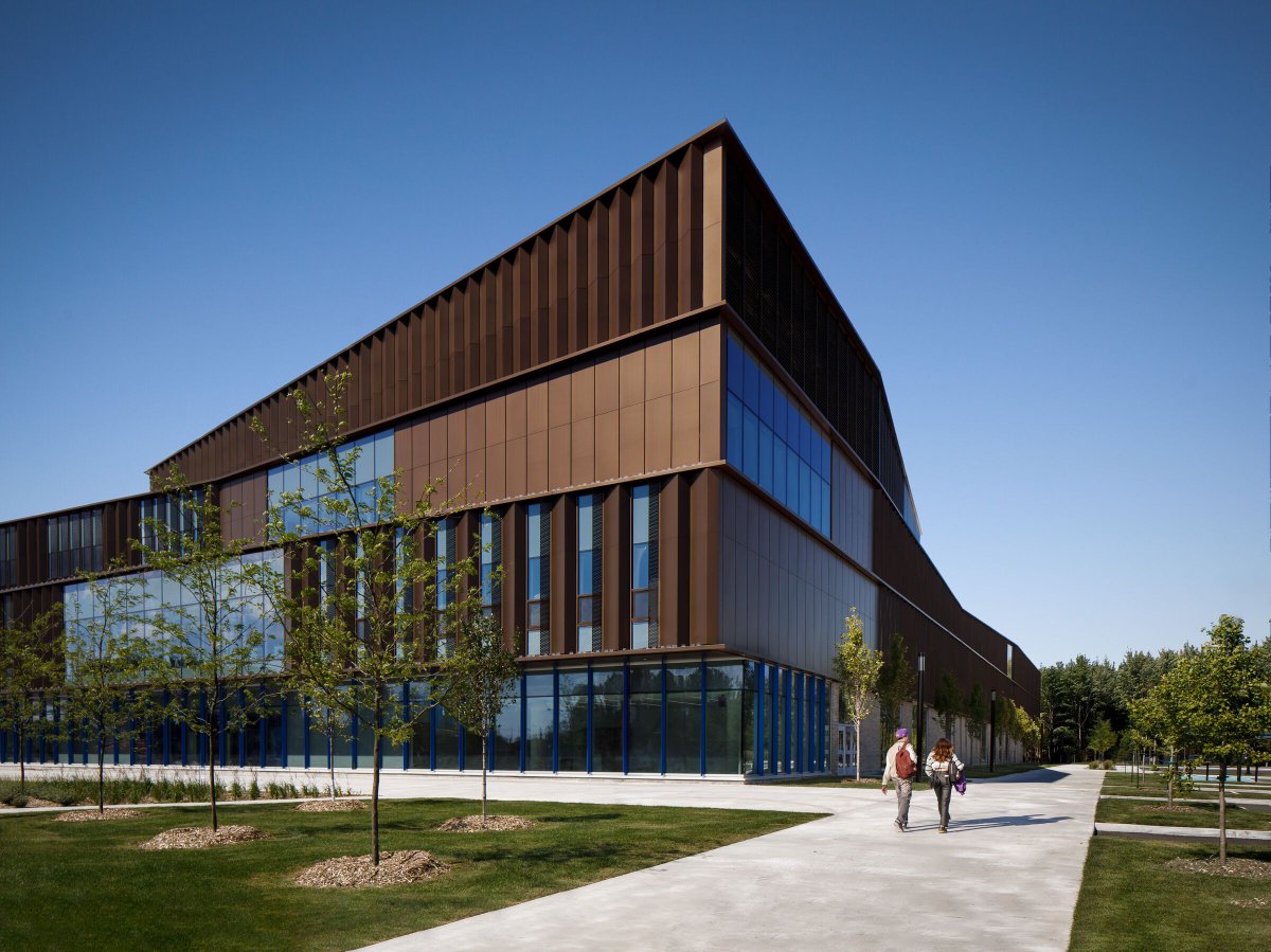 Archello's tweet image. École secondaire du Bosquet in Quebec integrates learning with nature through low-carbon design.
buff.ly/Mi7zVrI 

#SustainableArchitecture #BiophilicDesign #MaterialInnovation