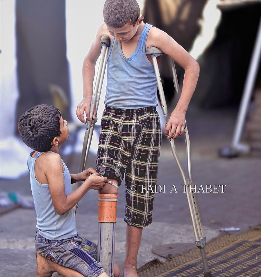 Dank Israels Bomben verliert dieses palästinensische Kind seine Kindheit.