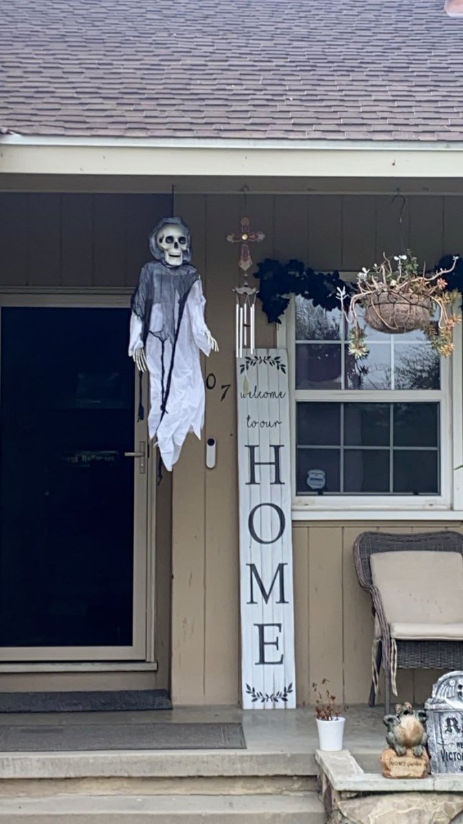 sailianleaj's tweet image. Some homes&apos; &quot;Welcome to our Home&quot; signs are a little too enthusiastic 👻😂
I was almost scared off by the welcome sign when I walked to the door on Halloween.
#HalloweenVibes #SpookySeason #FrontPorchDecor