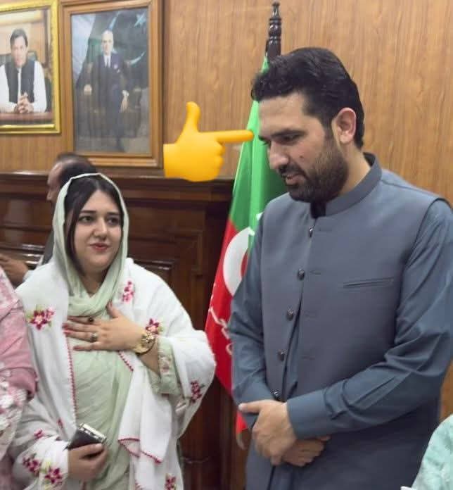 iamSadiqAfridi's tweet image. اس بندے کی آنکھوں میں ہمیشہ اپ کو حیاہ اور ادب دیکھنے کو ملے گا
عورت کے سامنے باادب اور آنکھے نیچھے کر کہ کھڑا رہتا ہے اور یہ اس کا بڑا پن ہے