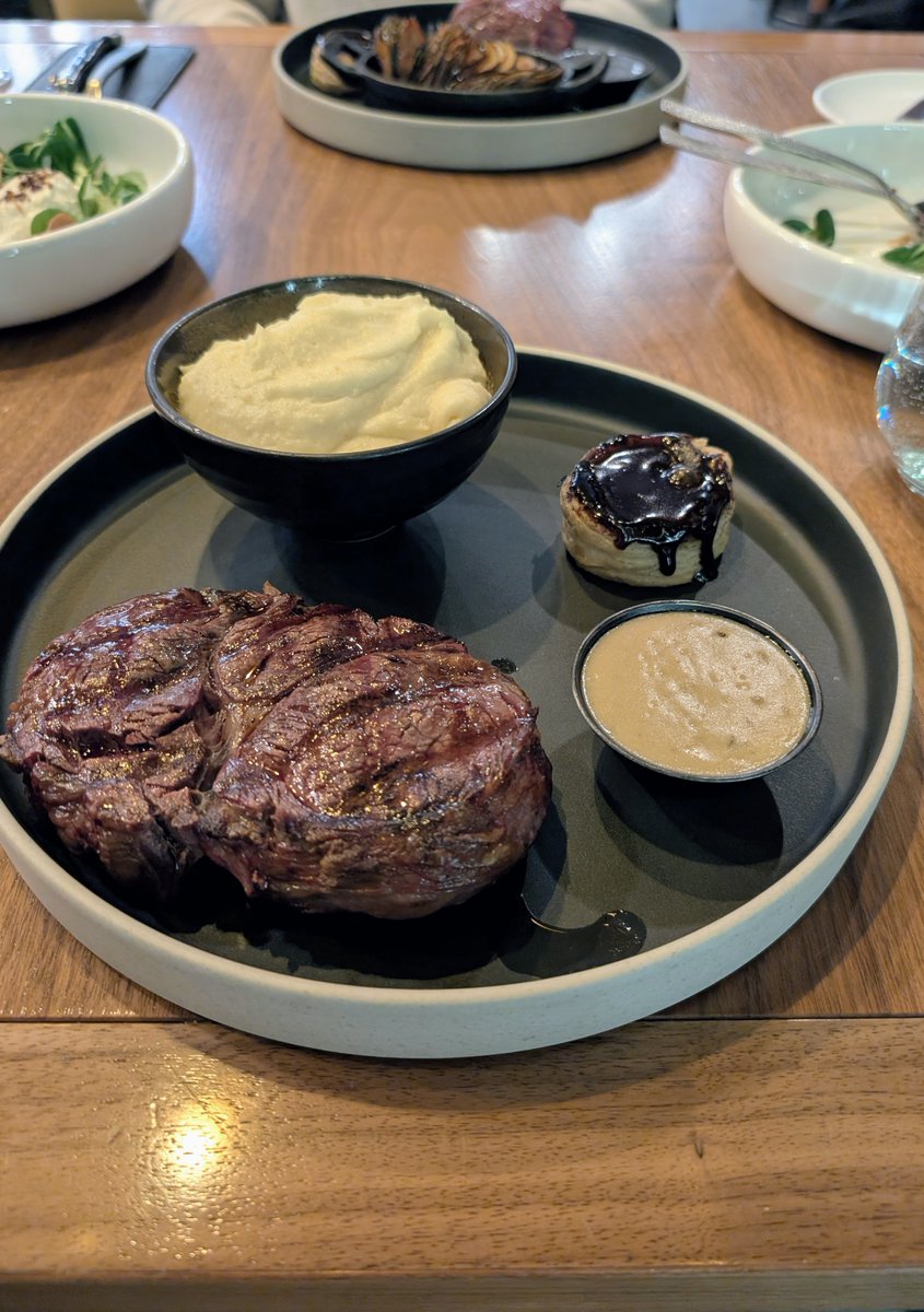 Добрый вечер
Overpriced, но пока что лучший стейк, что ел в Риге 😊