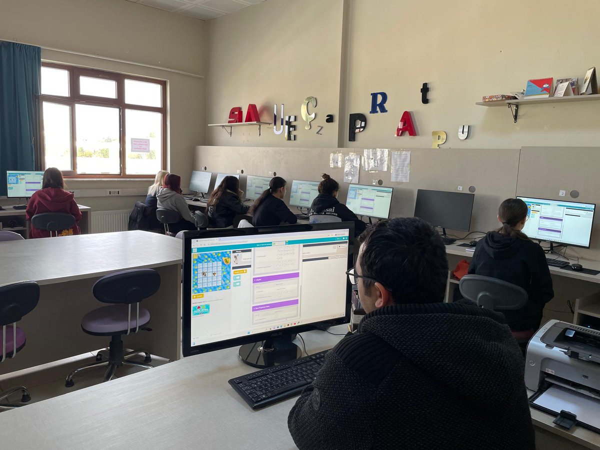 EdipMtal's tweet image. #codeweek2025 #YeşilVatan #KodlamaEtkinliği
Yiğitek sorumlumuz Kemal ATİK rehberliğinde“Yeşil Vatan”teması kapsamında kodlama etkinliği gerçekleştirildi.
Blok tabanlı kodlama araçlarıyla çevreyi koruma
Teknolojiyi doğa sevgisiyle buluşturduk.
 #YeşilVatan #mebyegitek