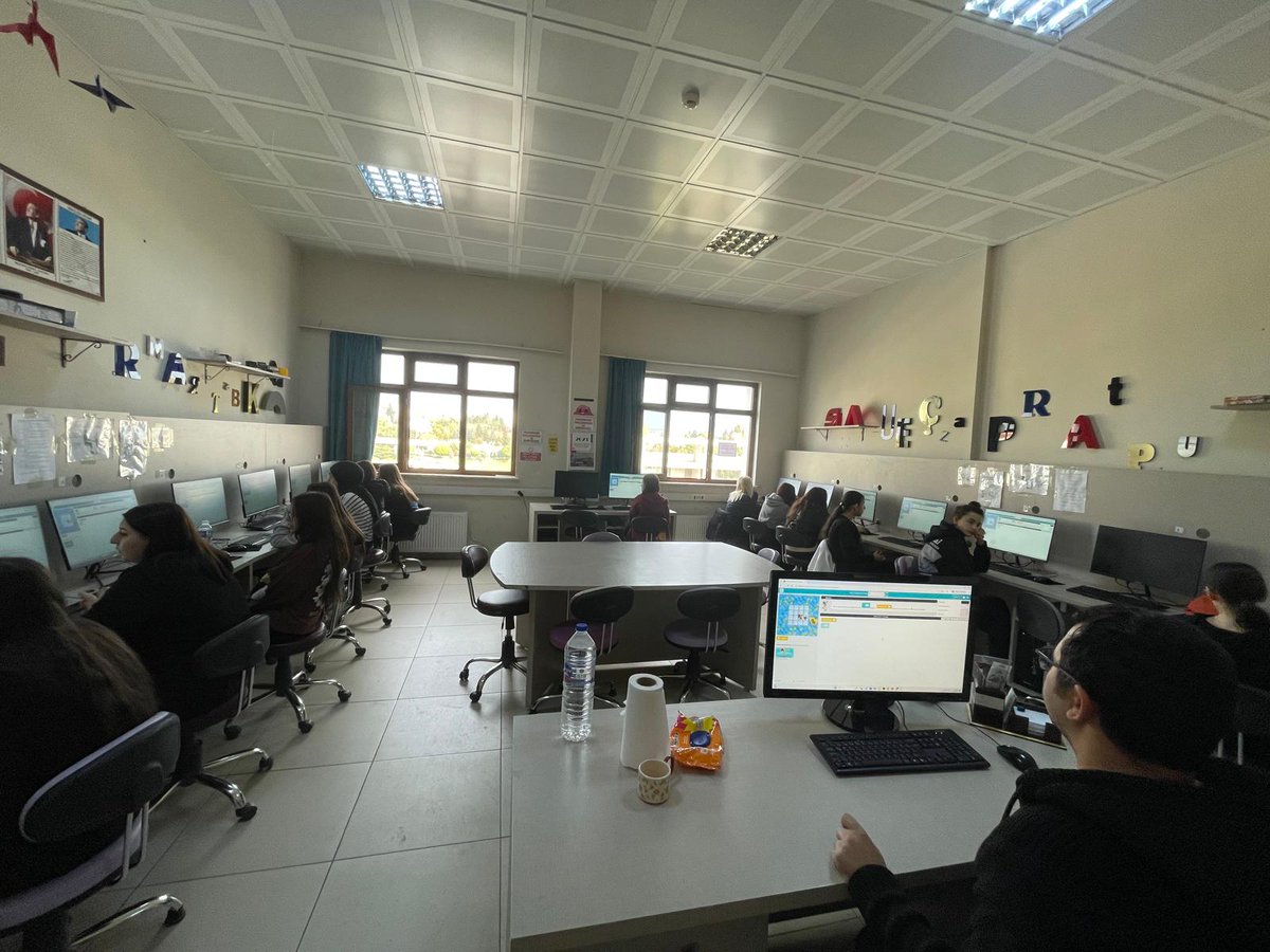 EdipMtal's tweet image. #codeweek2025 #YeşilVatan #KodlamaEtkinliği
Yiğitek sorumlumuz Kemal ATİK rehberliğinde“Yeşil Vatan”teması kapsamında kodlama etkinliği gerçekleştirildi.
Blok tabanlı kodlama araçlarıyla çevreyi koruma
Teknolojiyi doğa sevgisiyle buluşturduk.
 #YeşilVatan #mebyegitek