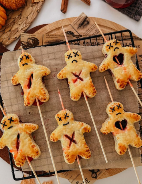 sheila_r_p's tweet image. Thursday treats with a twist! 🔪☀️ These spooky sweet voodoo doll pastries are serving up some seriously fun summer vibes. Perfect for a cheeky midweek bake! 🩸🥧💀#ThursdayBakes #SummerTreats #SpookySnacks #HalloweenVibes #CreativeBaking #PastryArt #FunFood