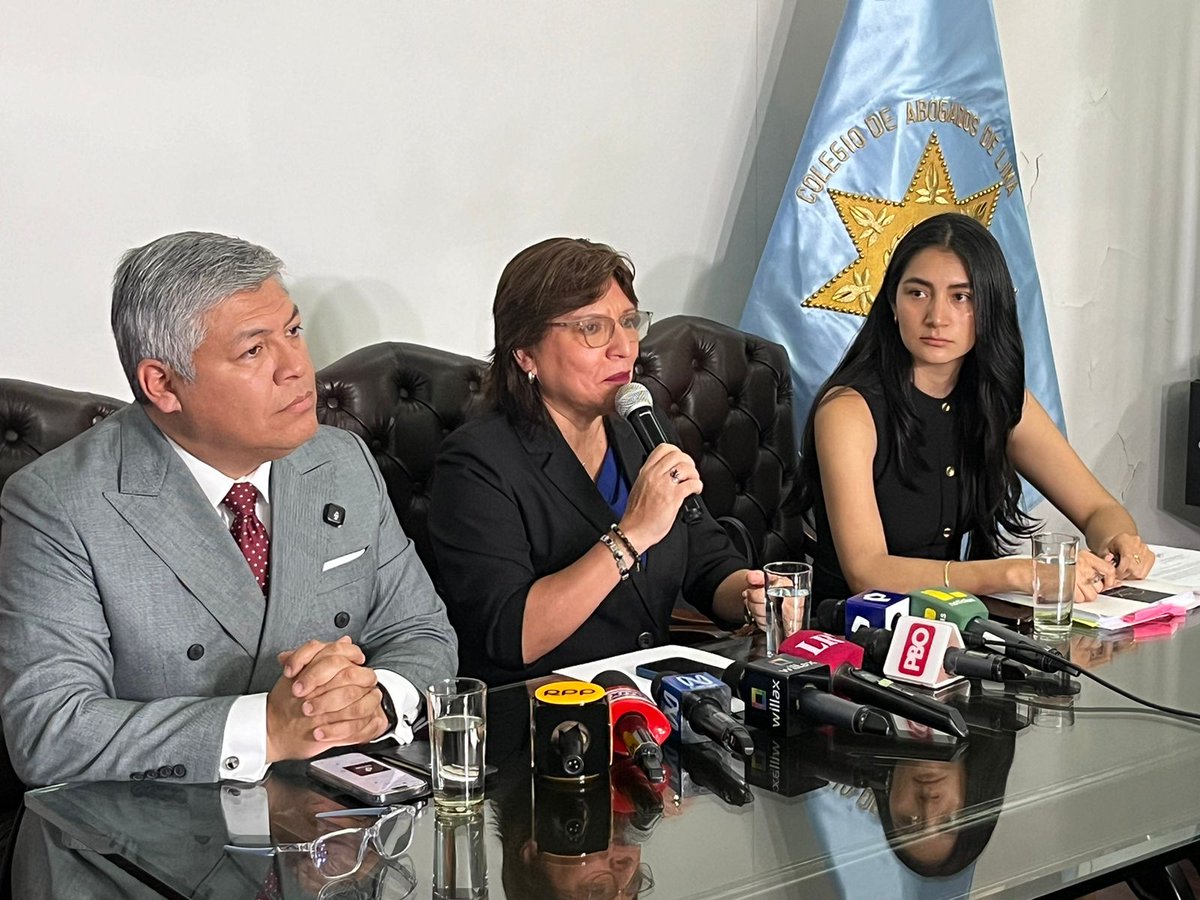 Epicentro_TV's tweet photo. 🔴Fiscal de la Nación suspendida, Delia Espinoza: “Quiero dejar constancia pública de que la JNJ quiere terminar de consagrar su ilegalidad actuando como juez y parte”. Espinoza brindó una conferencia de prensa tras resolución de la Junta que determinó que no retornará a su cargo.