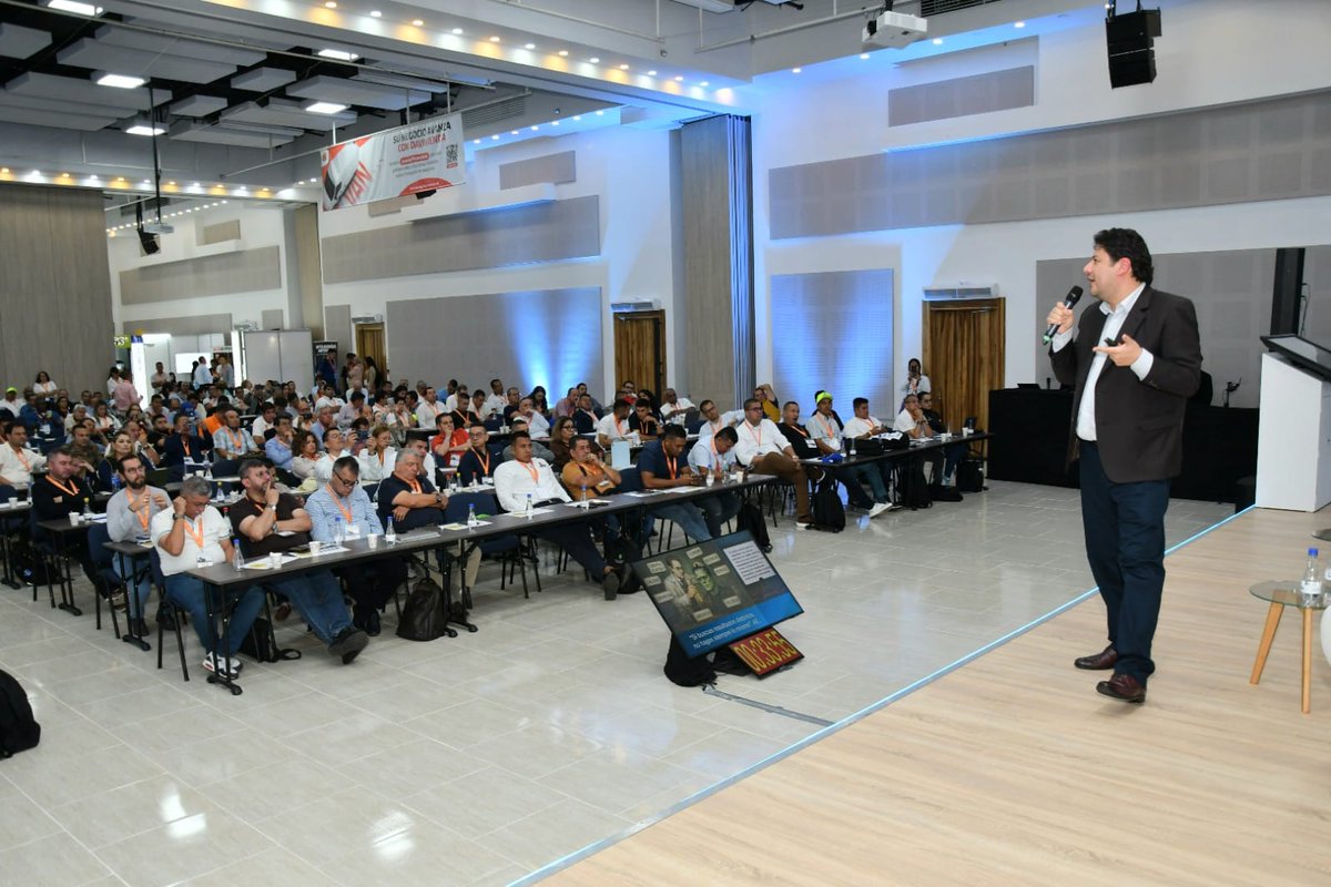 Avanza la Convención Nacional de Transporte y Turismo.
A esta hora se desarrolla el panel con la intervención del Dr. Fredy Camilo García Moreno, consultor del gremio, quien expone sobre “Regulación con propósito: estrategias para fortalecer el transporte intermunicipal”.