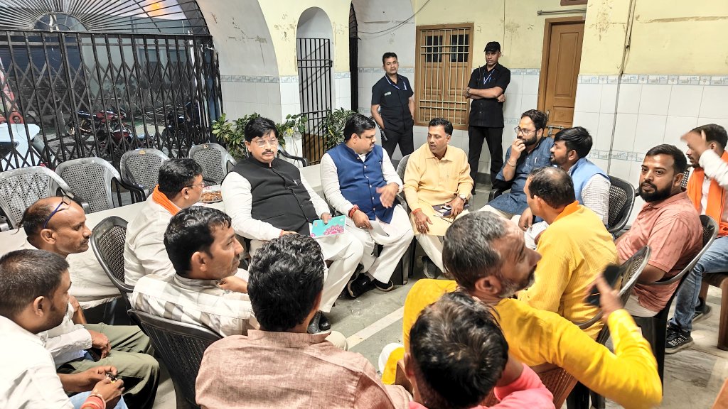 AmitThakerBJP's tweet photo. छपरा विधानसभा के भगवान बाजार स्थित स्नेही भवन में बैठक आयोजित कर बूथ कार्य से जुड़े आवश्यक विषयों पर मार्गदर्शन किया।
#NDA4Bihar
#14thNovNDAsarkar
#BJP4Bihar #BiharWithModiji #MeraBoothSabseMazboot #BiharElections2025 #BiharElectionsWithNDTV #BiharAssemblyElection2025 #Bihar #NDABihar #आएगी_NDA