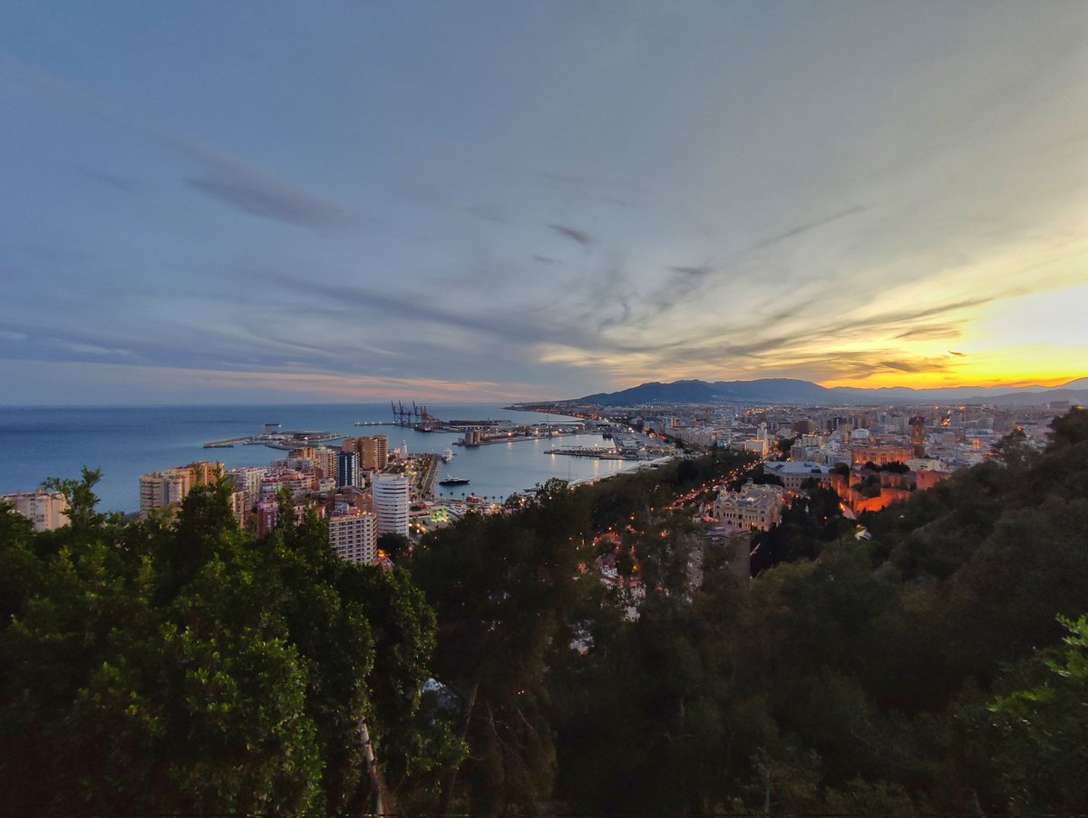Un atardecer en #Málaga 🟪🟩
#SienteMLG