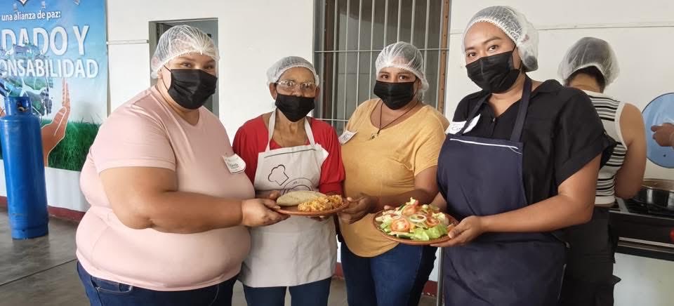 En Coquimatlán y Comala, llevamos la capacitación a los Comités Alimentarios del Programa de Alimentación Escolar y del Programa de Atención Alimentaria, en coordinación con los DIF Municipales.