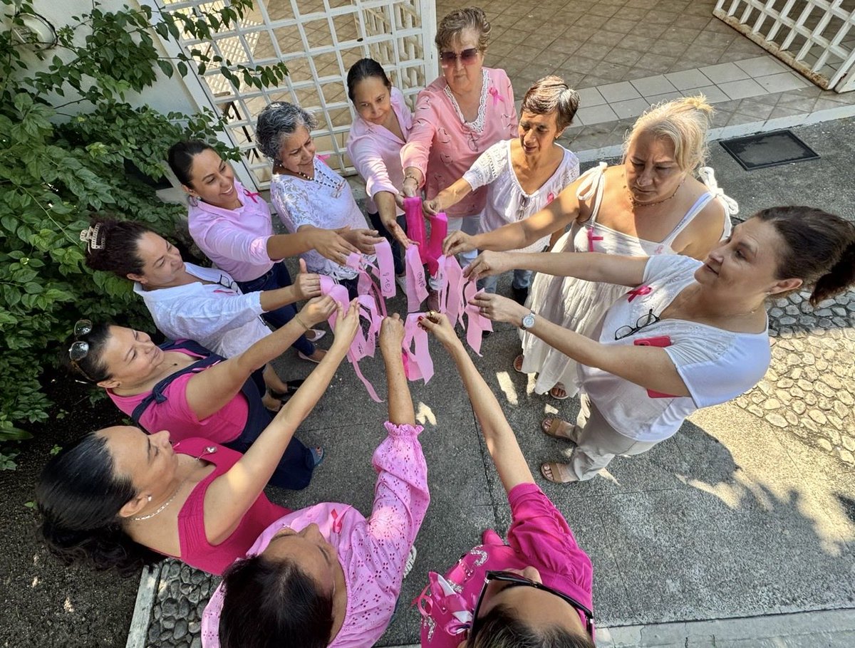 Durante el Mes Rosa, visitamos el Centro de Desarrollo Comunitario en Las Palmas, donde compartimos información valiosa con nuestras usuarias y colocamos un distintivo como recordatorio de la importancia de la detección oportuna del cáncer de mama y del cuidado de nuestra salud.