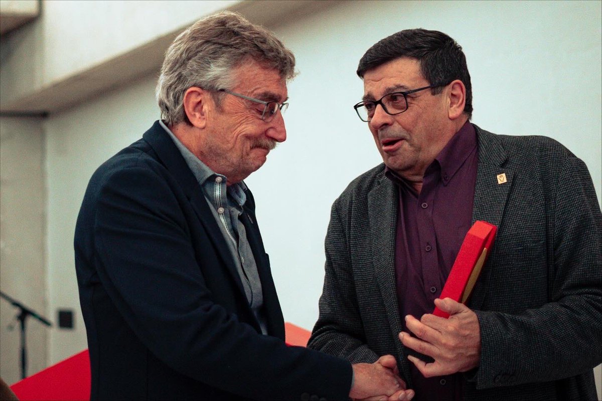CBTORELLO's tweet image. 📸 Foto: Ramon Jordana recollint el guardó
🏆 Reconeixement històric
Amb molta il·lusió anunciem que el nostre estimat Ramon Jordana Dot (CB Torelló) ha estat guardonat com a “Històric del Bàsquet Català” per la seva trajectòria i dedicació al bàsquet.
Aquest reconeixement li ha
