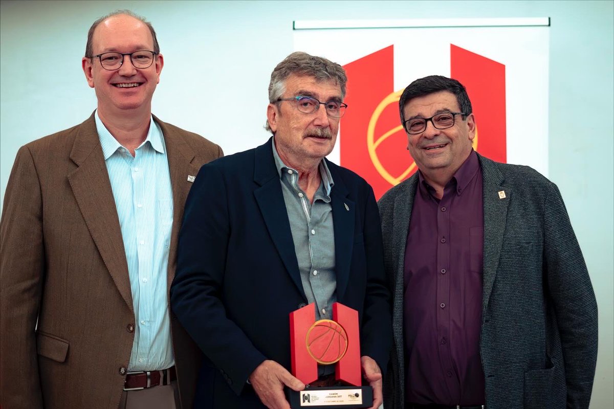 CBTORELLO's tweet image. 📸 Foto: Ramon Jordana recollint el guardó
🏆 Reconeixement històric
Amb molta il·lusió anunciem que el nostre estimat Ramon Jordana Dot (CB Torelló) ha estat guardonat com a “Històric del Bàsquet Català” per la seva trajectòria i dedicació al bàsquet.
Aquest reconeixement li ha