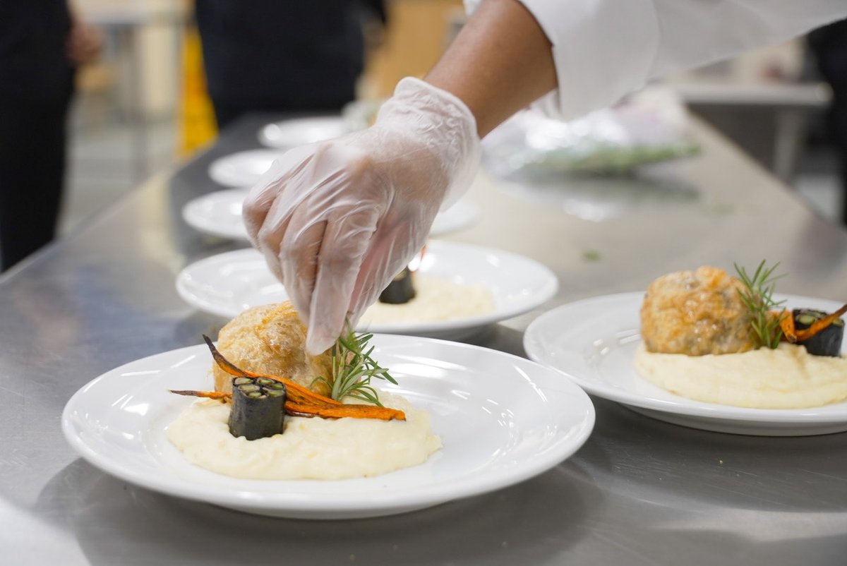 RichlandTwo's tweet image. 🍽️ A Taste of Excellence! 👨‍🍳
The talented culinary students of @RNECavaliers showcased their skills by preparing and serving a delicious lunch for the Richland Two Board members. 😋