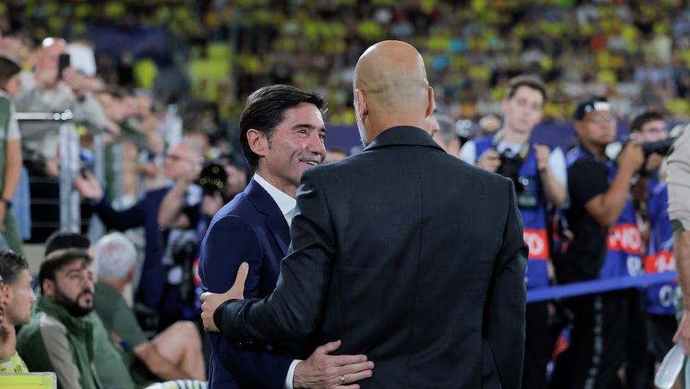 LaPizarradeBoo's tweet photo. Villarreal-Manchester City

Guardiola consiguió romper la defensa estática en 4-4-2 de Marcelino, con un gran uso de Bernardo Silva.

El intervalo central-lateral fue la pesadilla del Villarreal de Marcelino.

[Hilo] https://t.co/UhL1lXBOQY