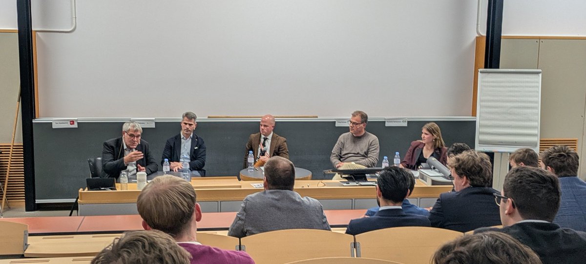 hardmanpolitics's tweet photo. Ich höre ausnahmsweise wieder mal einem Sozi @enussbi #NEBS und einem LinksFDPler @WildhaberSilvan @economiesuisse zu. Man kann ja was lernen vom anderen Standpunkt.
Bullshit! Man verblödet bei diesem unterwürfigen Staatsgelaber. Die sind kein Mehrwert, sie sind der Schaden. https://t.co/2uIxzZcTg9