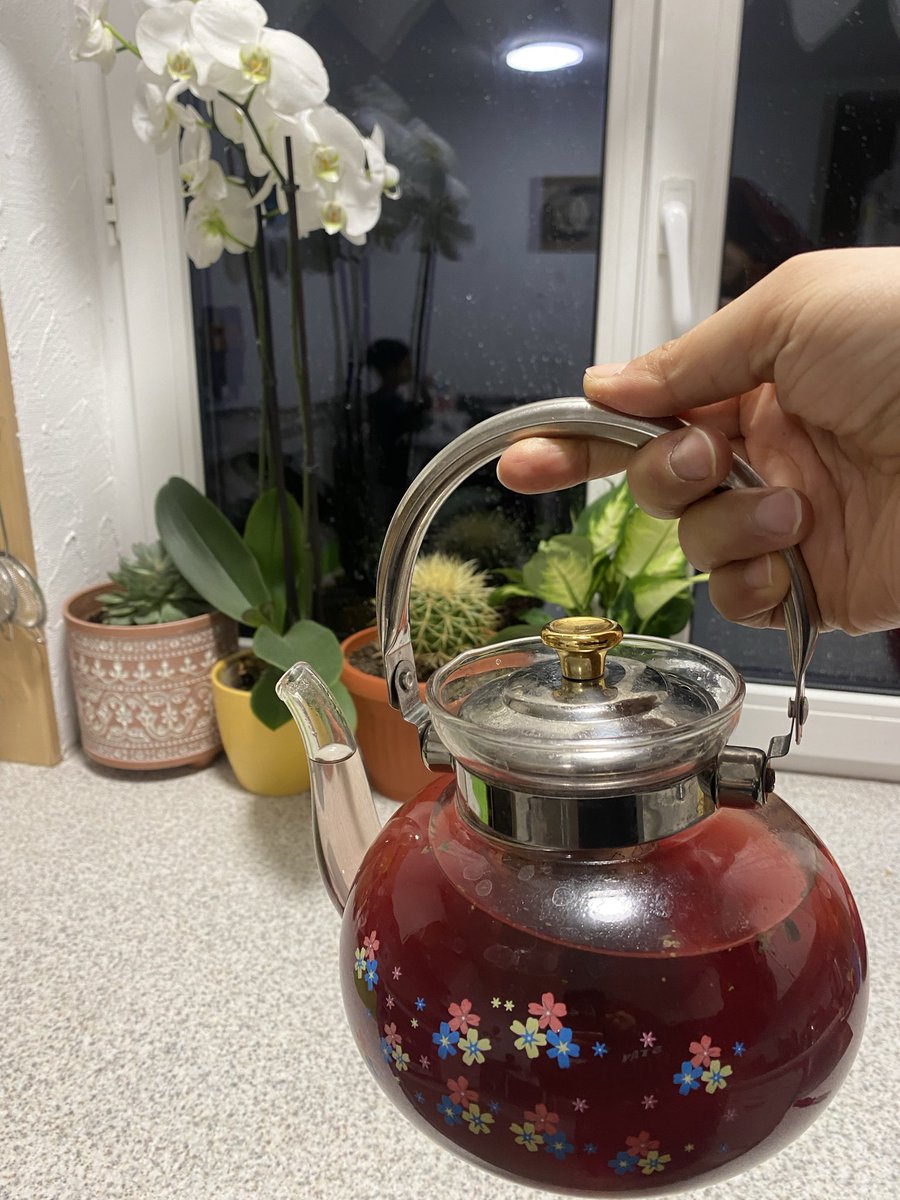 Eğer böyle bir çaydanlığınız varsa muhtemelen evinize <a href="/profmehmetates/">Prof.Dr.Mehmet Ateş</a> abi gelmiştir. 😊🙏