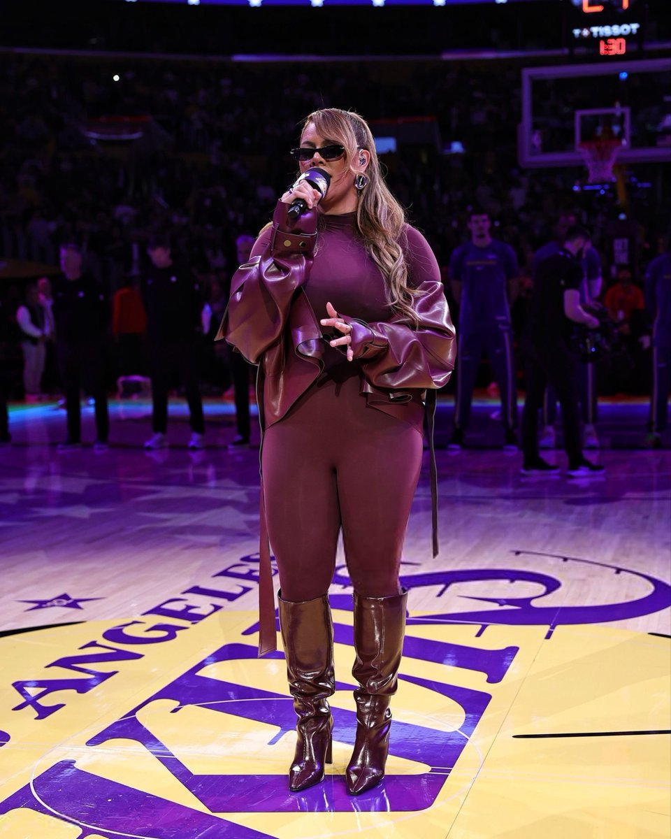 djaneup's tweet photo. 📸 | Cliques de Dinah Jane cantando o hino nacional no jogo Los Angeles Lakers x Golden State Warriors. https://t.co/AyS0ySE6vg