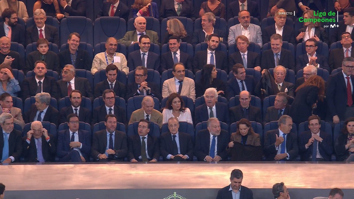 La alineación del palco en el partido Real Madrid - Juve:

Ministros, jueces, el alcalde de los pelotazos urbanísticos y conciertos ilegales, etc... El poder del palco. Club Estado