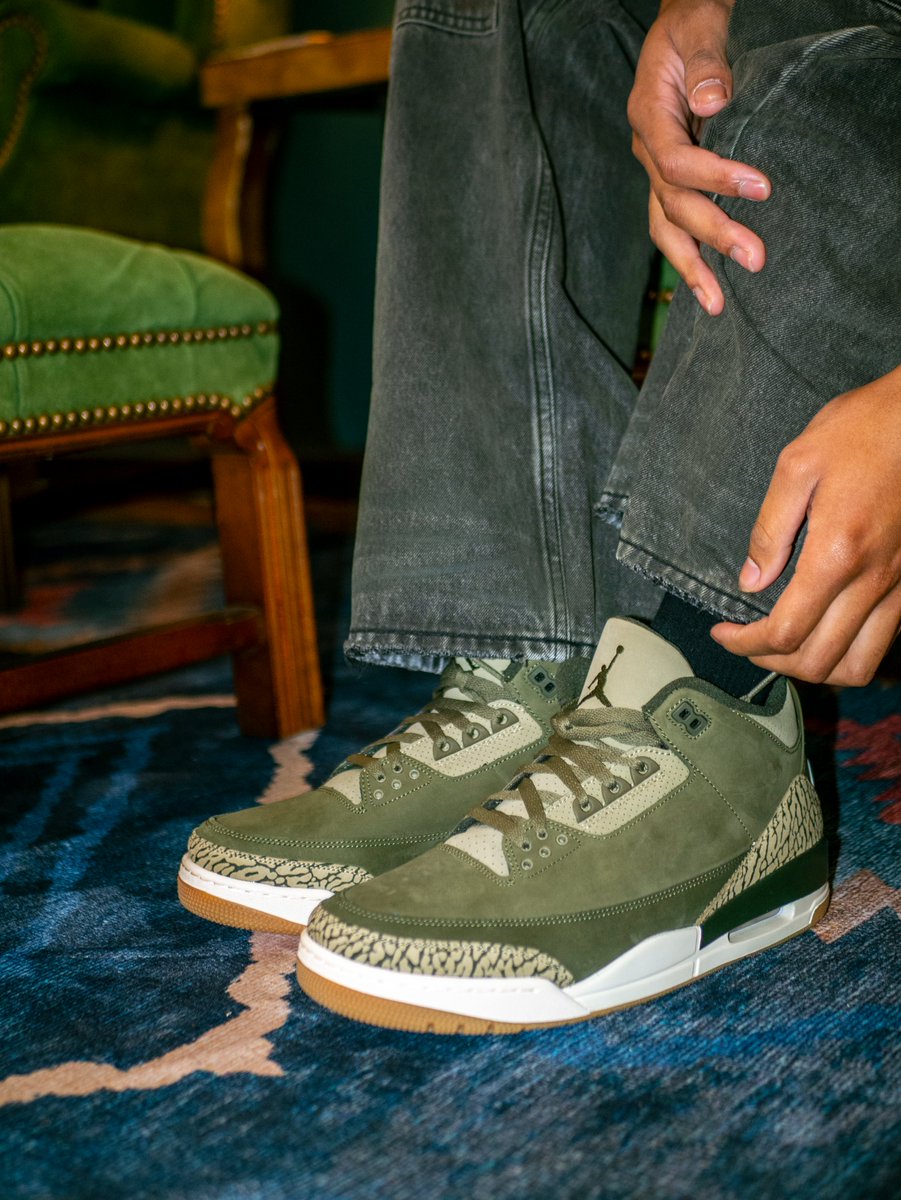 Puffer_Reds's tweet photo. Air Jordan 3 "Family Affair". Releasing Saturday October 25th at Puffer Reds. First come, first serve.
#pufferreds #jordan3 https://t.co/TDfEBL0wF0