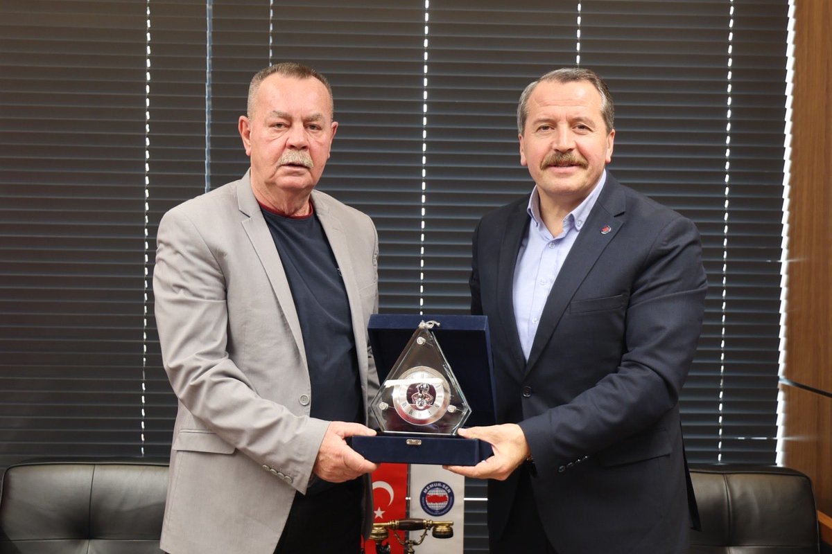 قام سلوبودان أنتوفسكي، رئيس اتحاد النقابات المستقلة في مقدونيا (UNASM) وعضو الاتحاد الدولي للعمل (ILC)، بزيارة رئيسنا علي يلتشن.
وخلال اللقاء، جرى بحث التعاون الثنائي والتشاور حول الحركات العمالية بين مقدونيا وتركيا