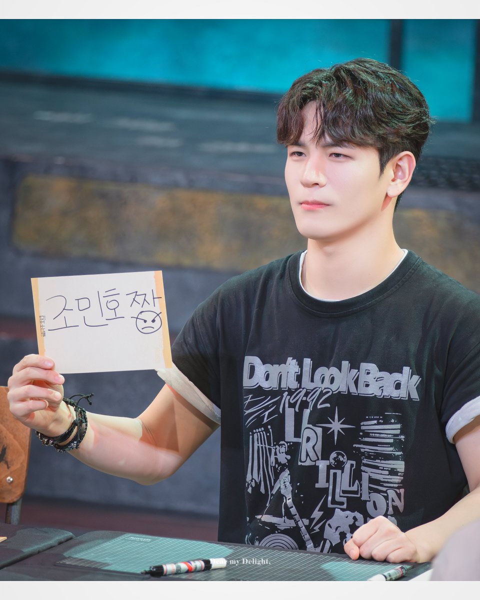 20251023 뮤지컬 #타조소년들 사인회

| 심, #조민호

(신중하게 )                                                           "조미노짱🤨"