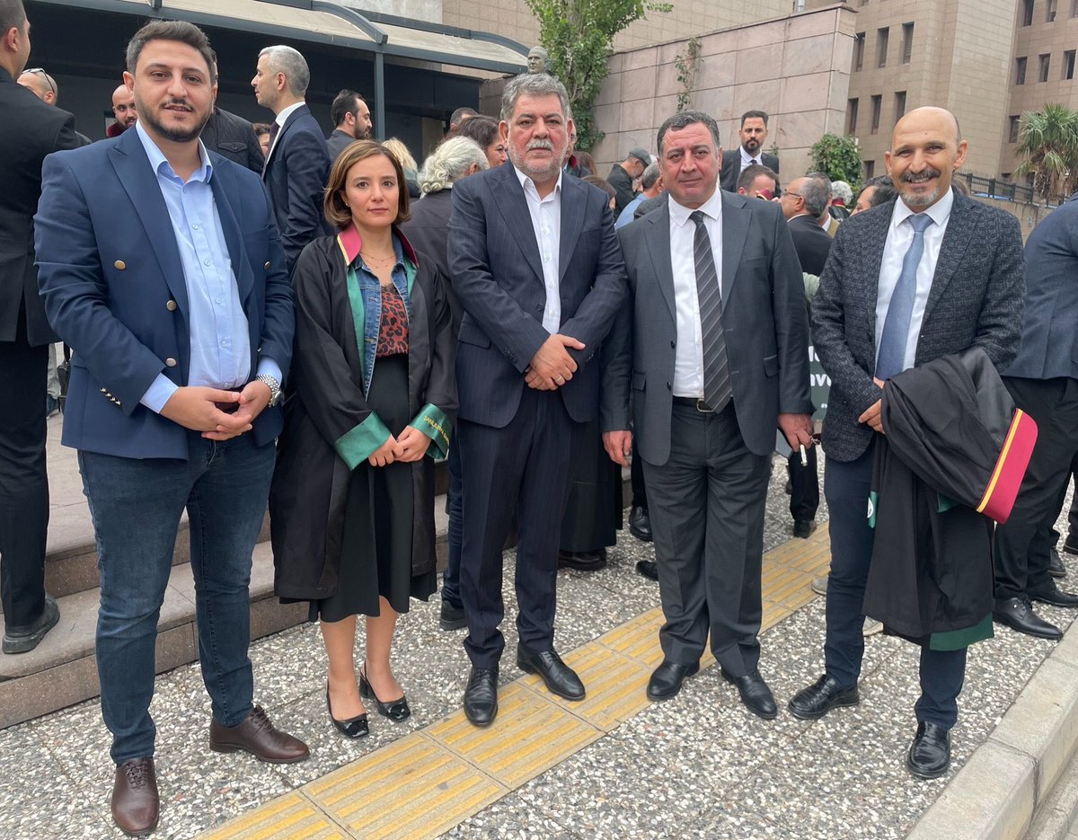 İzmir Barosu’nda düzenlenen Adalet Nöbeti’ne Baro Başkanımız Av. Abdullah ÖNCEL, Genel Sekreterimiz Av. Yasemin GÜLEÇ ve Yönetim Kurulu Üyemiz Av. Ayhan DOĞAN katılım sağlamıştır.

Savunmanın yanında, adalet mücadelesinin daima destekçisiyiz.