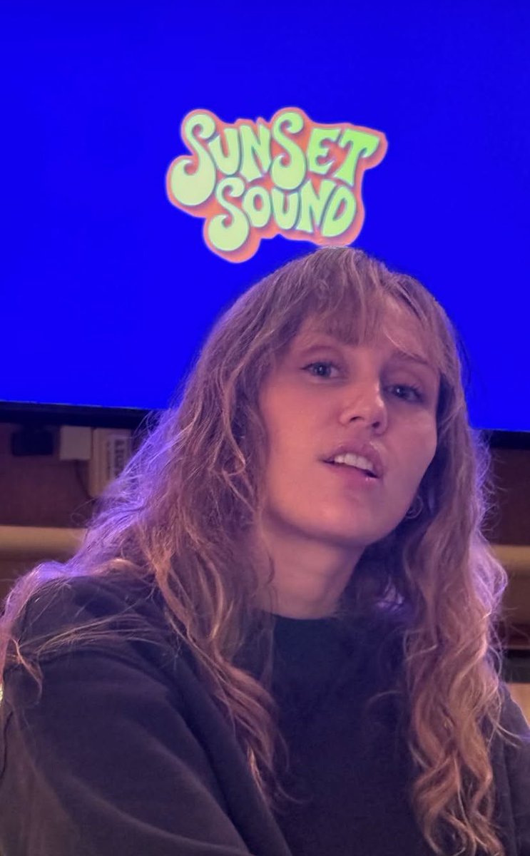 a miley tá com o mark e com o wyatt eu nunca mais fui triste eles realmente querem o oscar