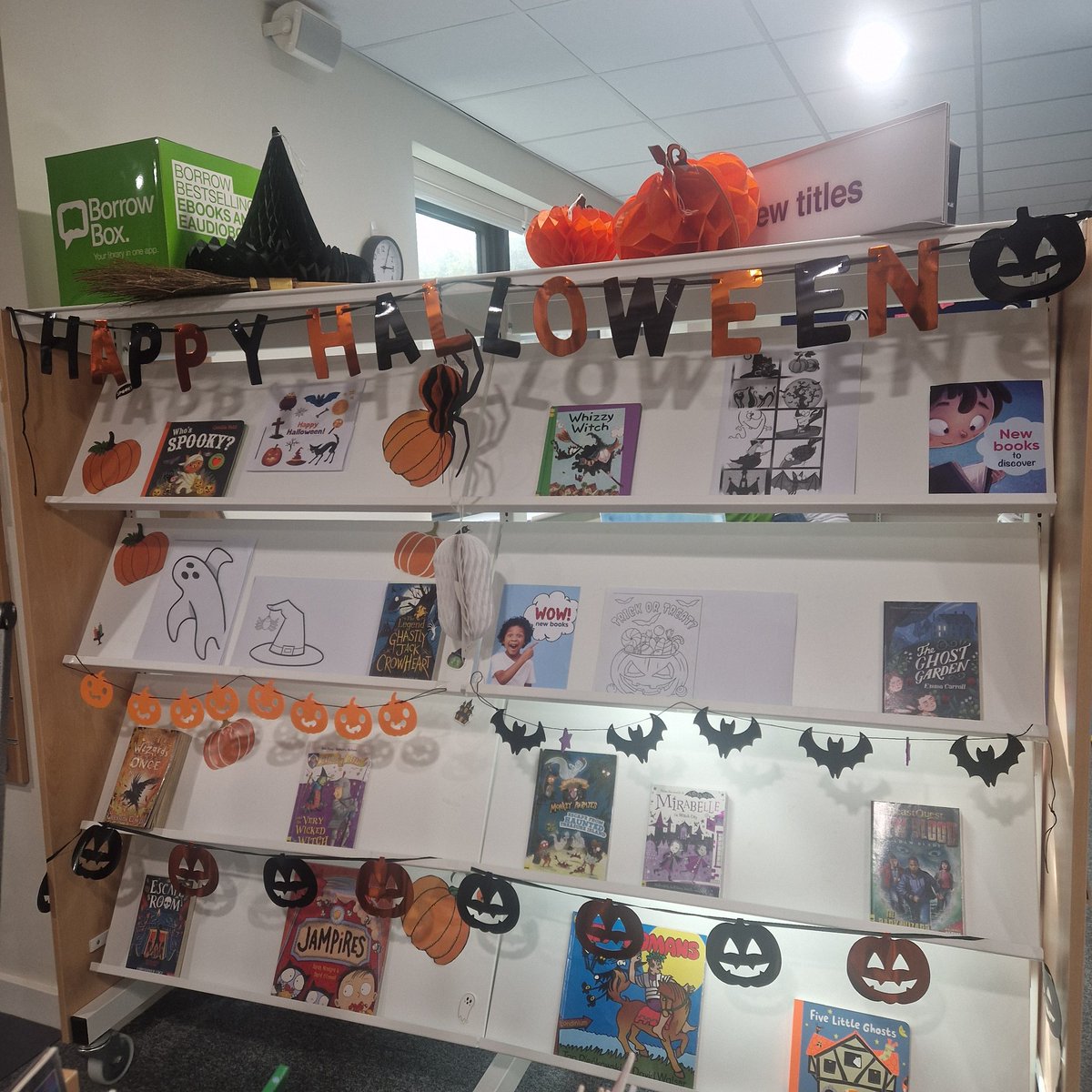 KnebCommLibrary's tweet image. The spooky season has arrived at Knebworth Library 
Visit us this Halloween to check out our display of scary & spooky books 
#KnebworthLibrary #CommunityLibrary #LocalLibrary #bookdisplay #halloweenatthelibrary