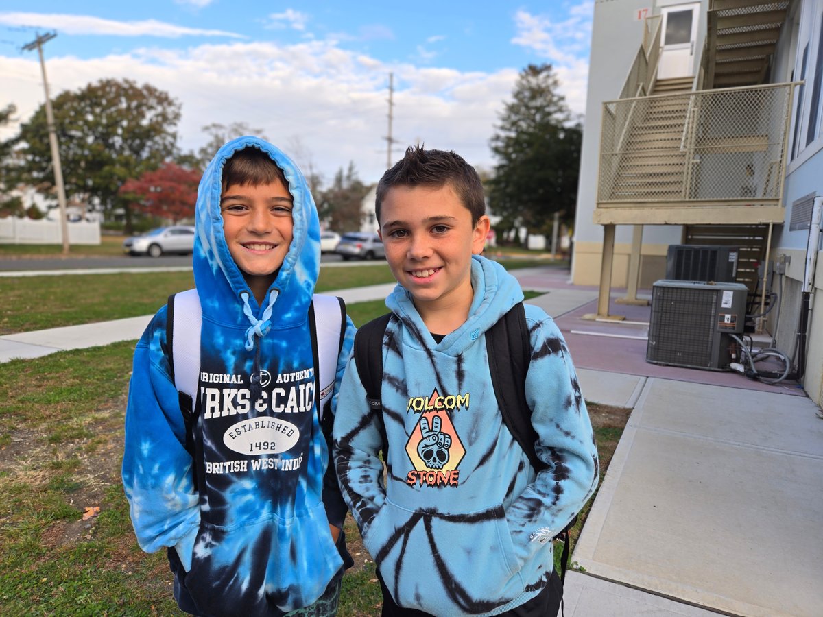 WallTwpSchools's tweet photo. Our Bear Cubs are showing Peace, Love &amp; Kindness today for Unity Week while uniting in tie-dye! ✌️❤️ 🐻 
#WallTogether #PassionFirst #WB #UnityWeek https://t.co/ImVS5qtsB1