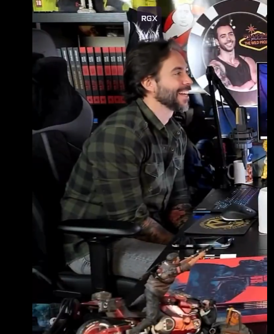 KOWB0Y5's tweet photo. @EsTendenciaEnX y el Jordi con cosplay de joel. CINE https://t.co/3elPotFYm0