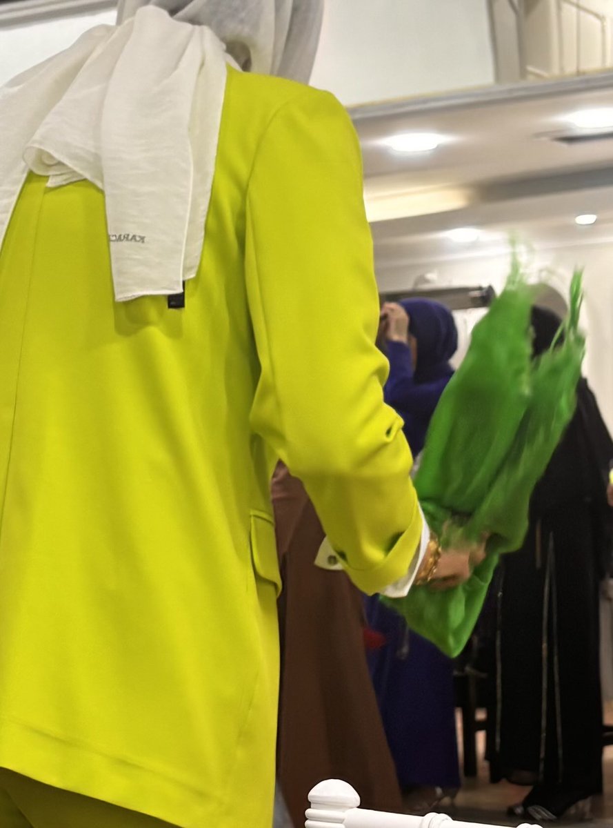 -kardeşimle kınaya geldik. Kardeşimin davetliler arasında bir şu ablaya bak bir de sana bak dedektif Gadget gibisin. ben kaybettim sen devam et abla diyesim geldi…😀