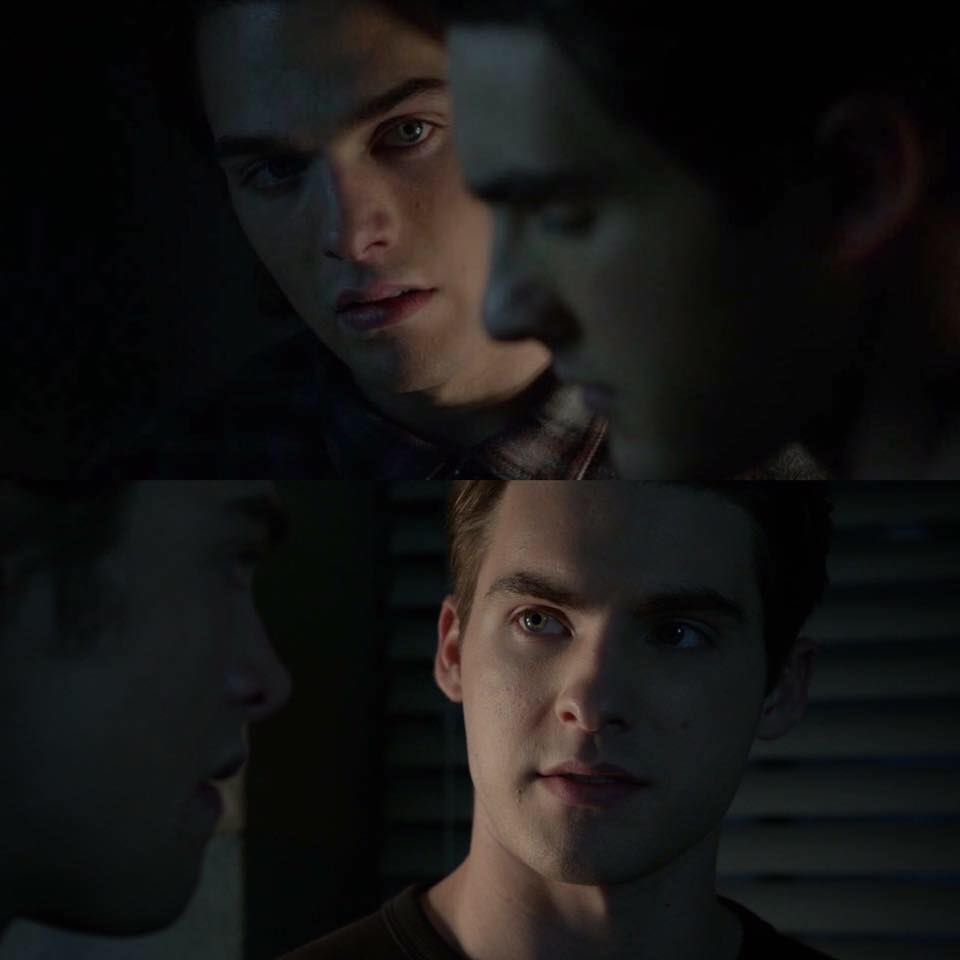 briniittyy's tweet photo. I believe that when two people are in love with each other, you can see it in their eyes. Their eyes are full of admiration, of attraction, of undying feelings for each other. Even if they didnt say a word about it, there’s this invisible thread connecting them two https://t.co/lhxgV8ixSE
