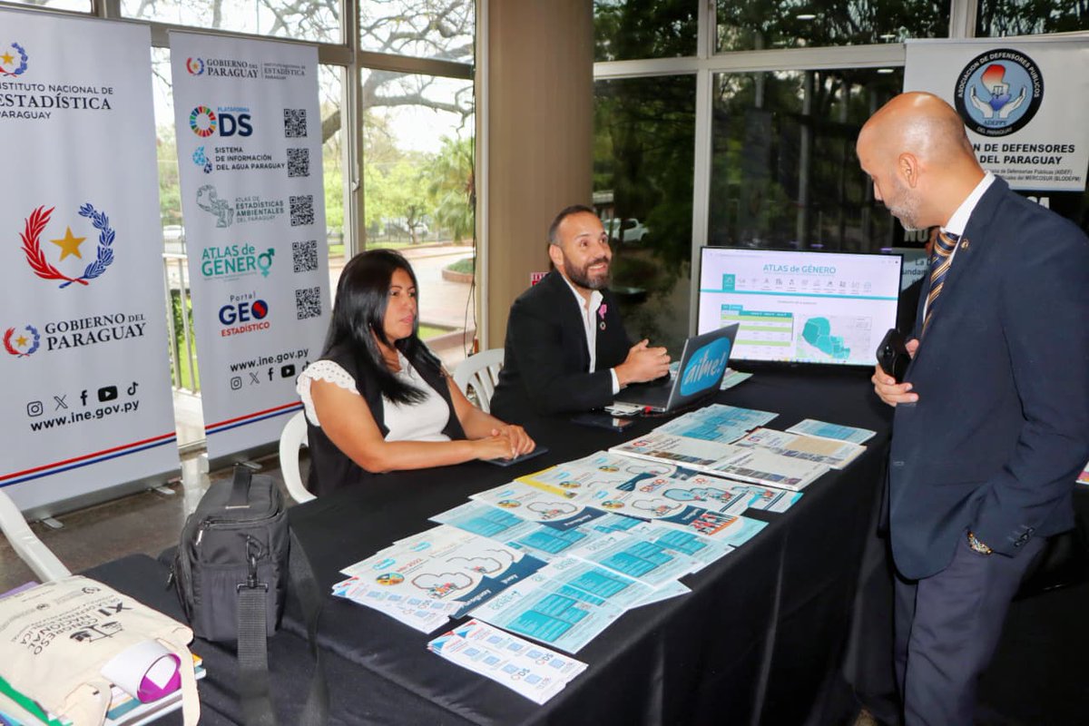 INE_Paraguay's tweet image. El INE estuvo presente en el XI Congreso Nacional del @MDP_py. En el stand, los participantes exploraron publicaciones, materiales informativos y plataformas digitales que ofrece la institución, en sintonía con el lema del encuentro: "Acceso a la justicia en la era digital".